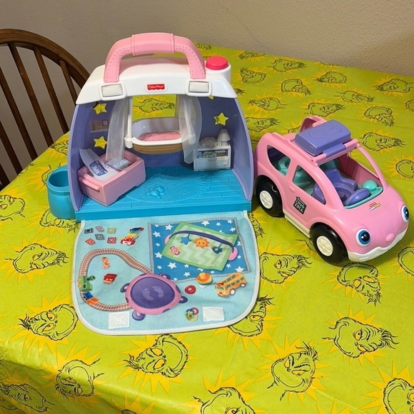 PRE OWNED LOT OF FISHER PRICE LITTLE PEOPLE CUDDLE AND PLAY SET AND WORKING CAR - Picture 1 of 15